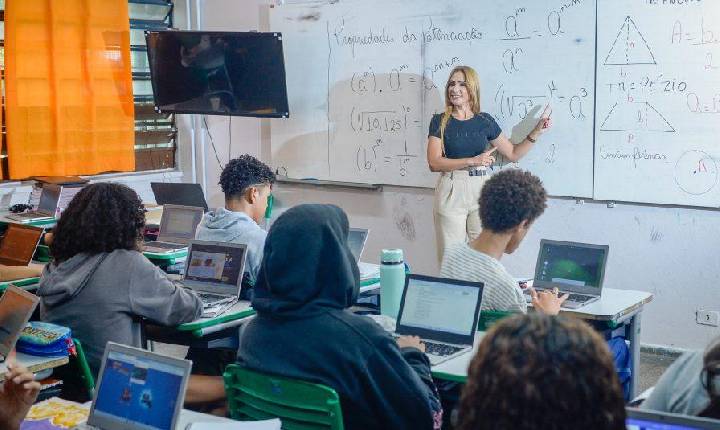 Dinheiro na conta: Governo de SP deposita R$ 1 bi em bônus para quase 200 mil professores