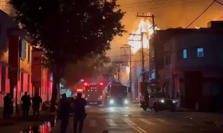 Incêndio de grandes proporções atinge fábrica no Brás, em São Paulo