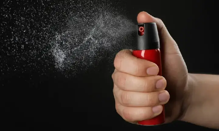 Mulheres podem comprar e usar spray de pimenta para defesa pessoal