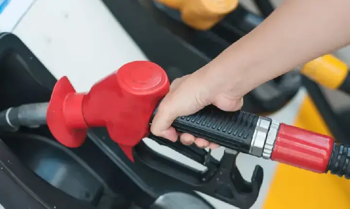 Queda de 2,01% na gasolina desacelera inflação ao consumidor no IGP-DI de maio, afirma FGV