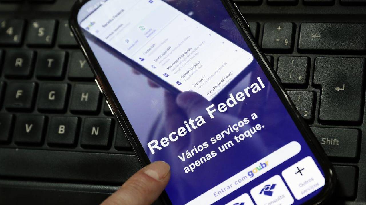 Receita paga nesta sexta maior lote de restituição do IR da história