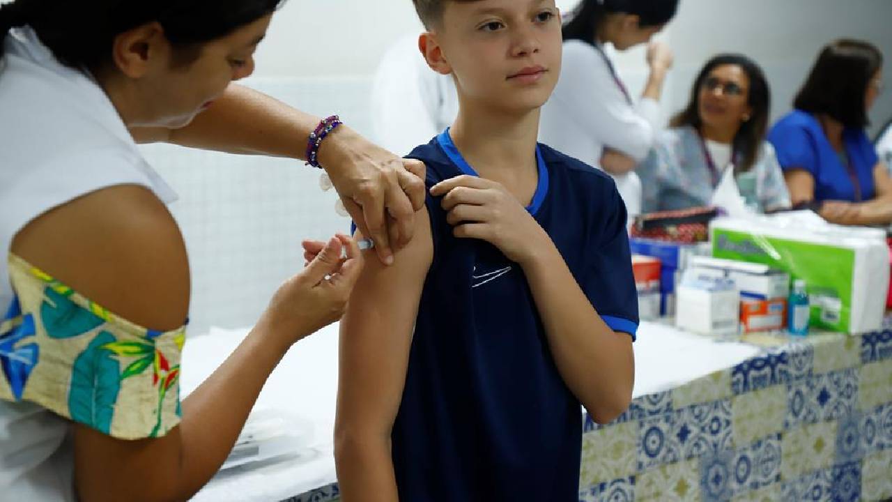 Vacinação nas escolas inicia neste sábado (11) e reforça proteção de crianças e adolescentes em Barueri