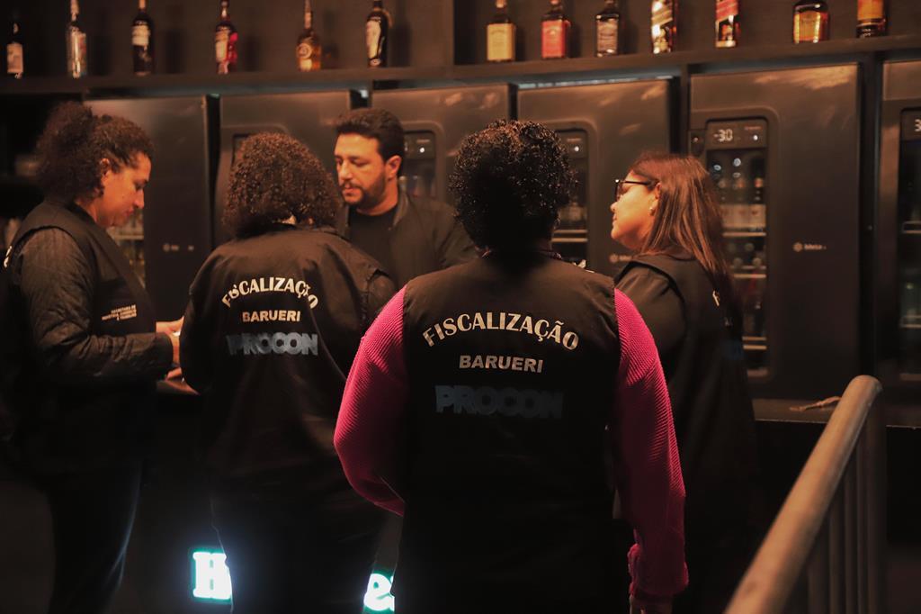 Operação “De Olho no Copo” orienta comerciantes de bebidas alcoólicas na região central de Barueri