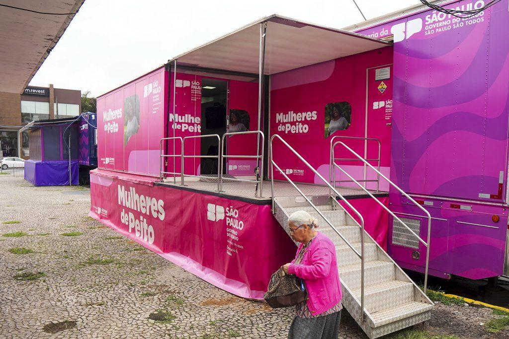 Carretas da Mamografia encerram 2025 com exames gratuitos em cinco regiões; confira itinerário