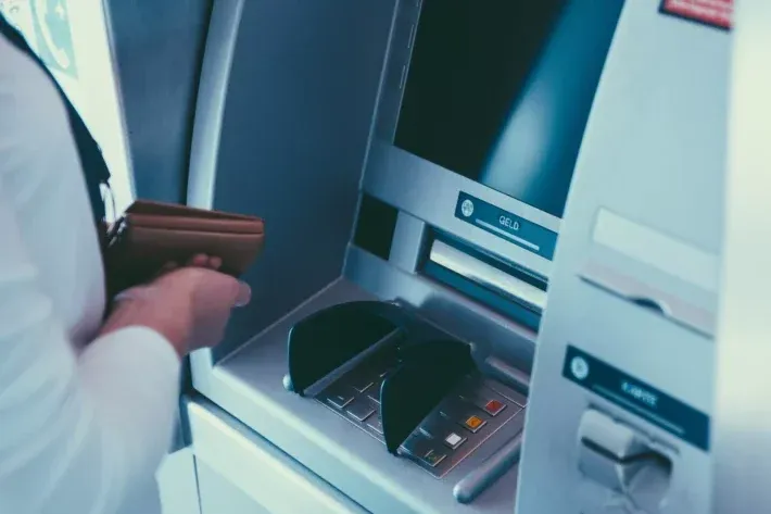 Agências bancárias reabrem hoje (quarta-feira) a partir do meio-dia