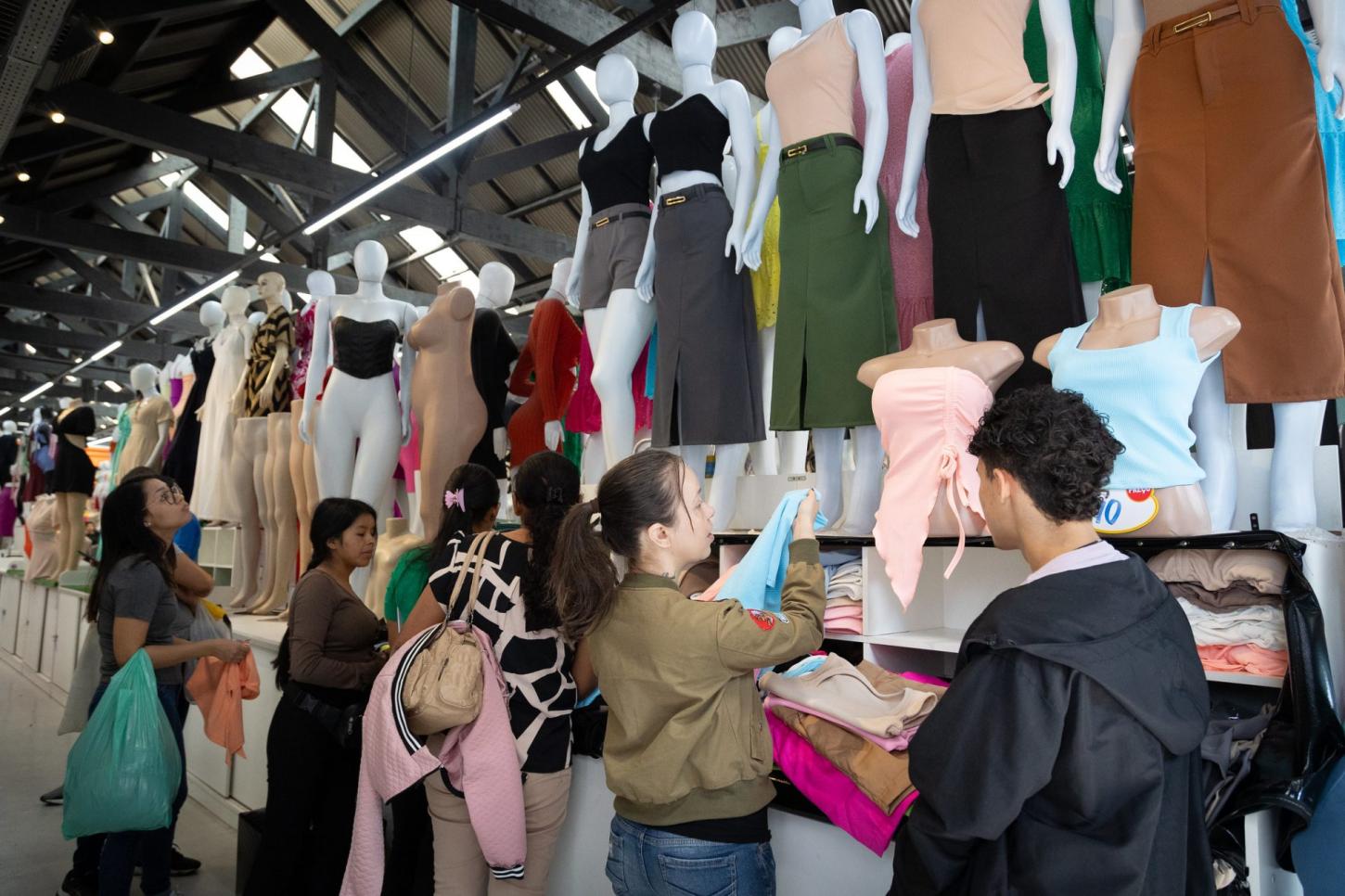 Auxiliar de logística, atendente de loja: veja as ocupações que mais criaram vagas de emprego no estado de SP em 2025