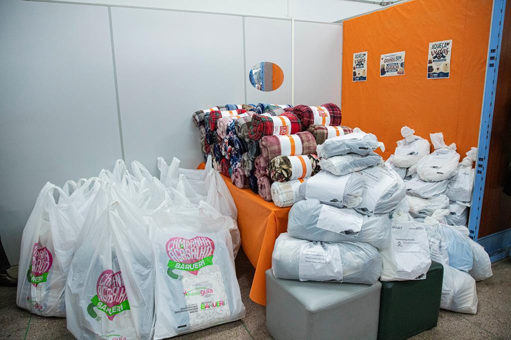 Campanha do Agasalho Tudo Novo 2026 está nas ruas com entrega de mantas, cobertores e moletons