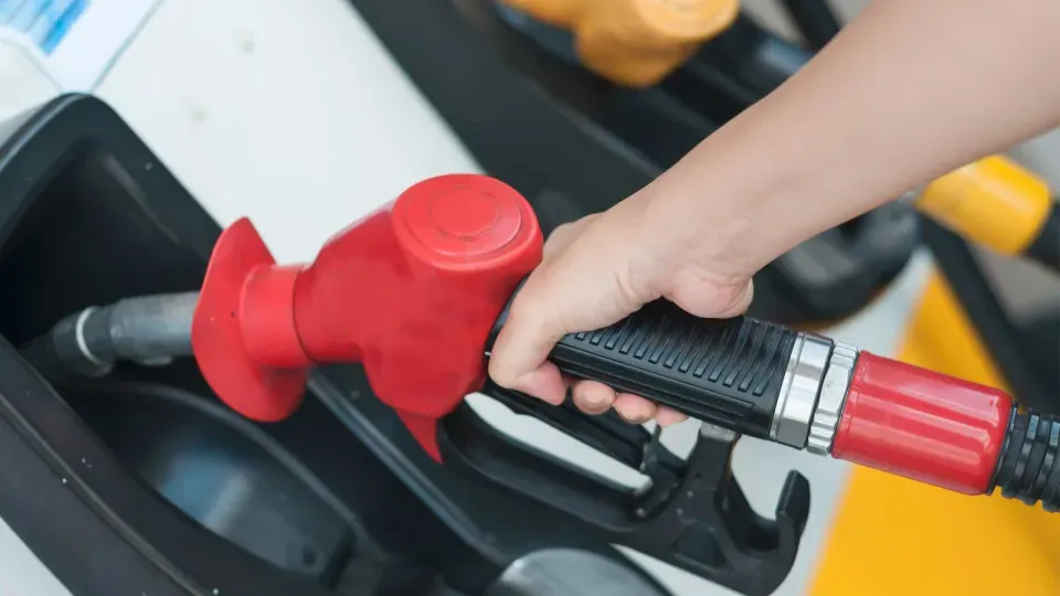 Queda de 2,01% na gasolina desacelera inflação ao consumidor no IGP-DI de maio, afirma FGV